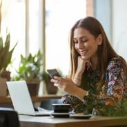 Frau an Handy und PC bei einer Online Lidberatung